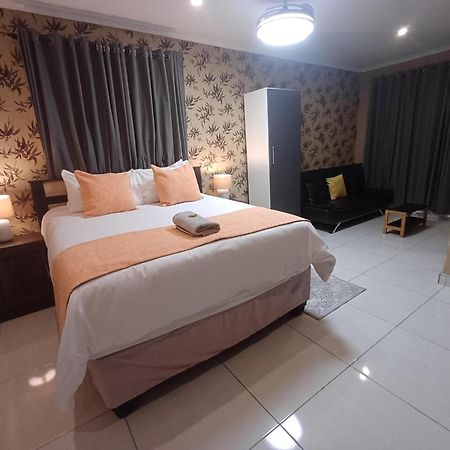 Delux Guesthouse Volksrust Екстериор снимка