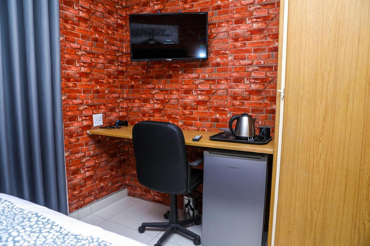 Delux Guesthouse Volksrust Екстериор снимка