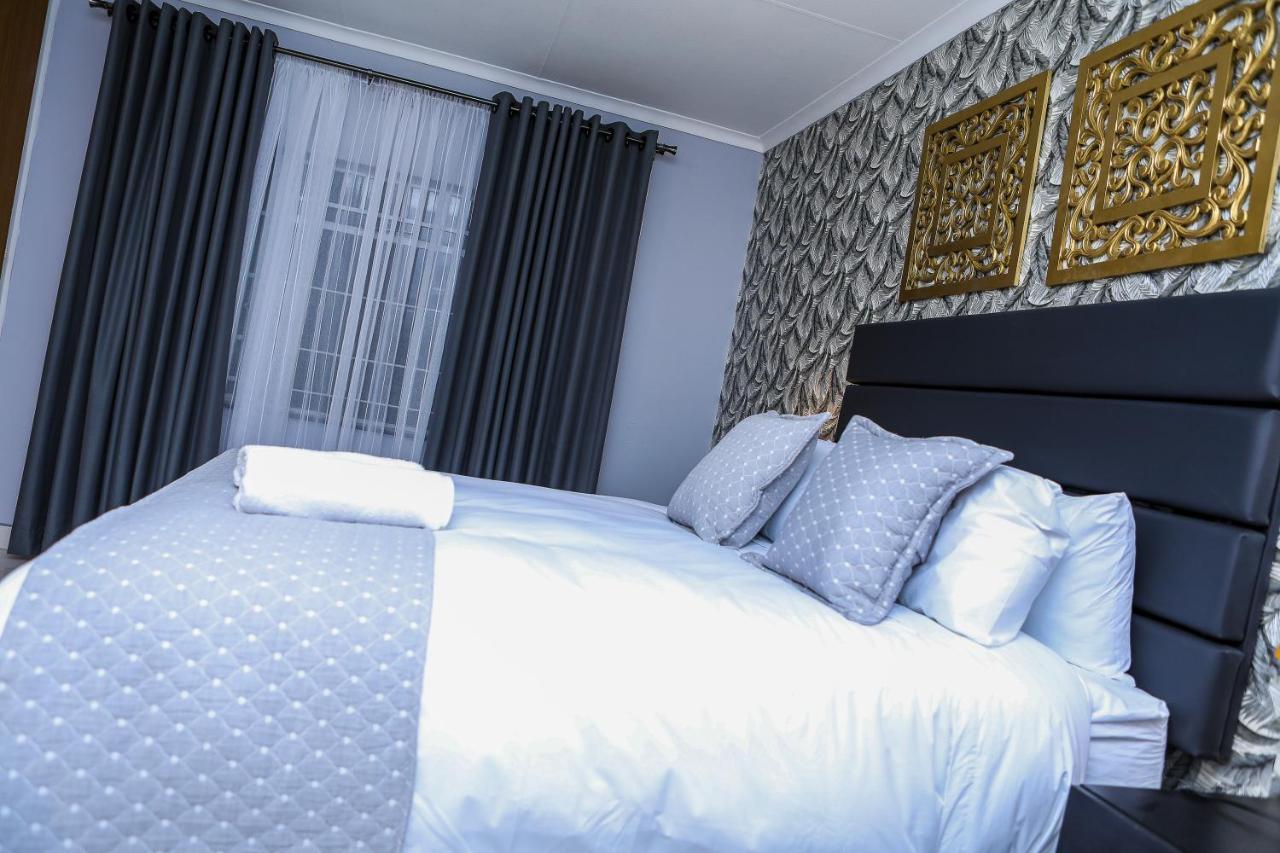 Delux Guesthouse Volksrust Екстериор снимка