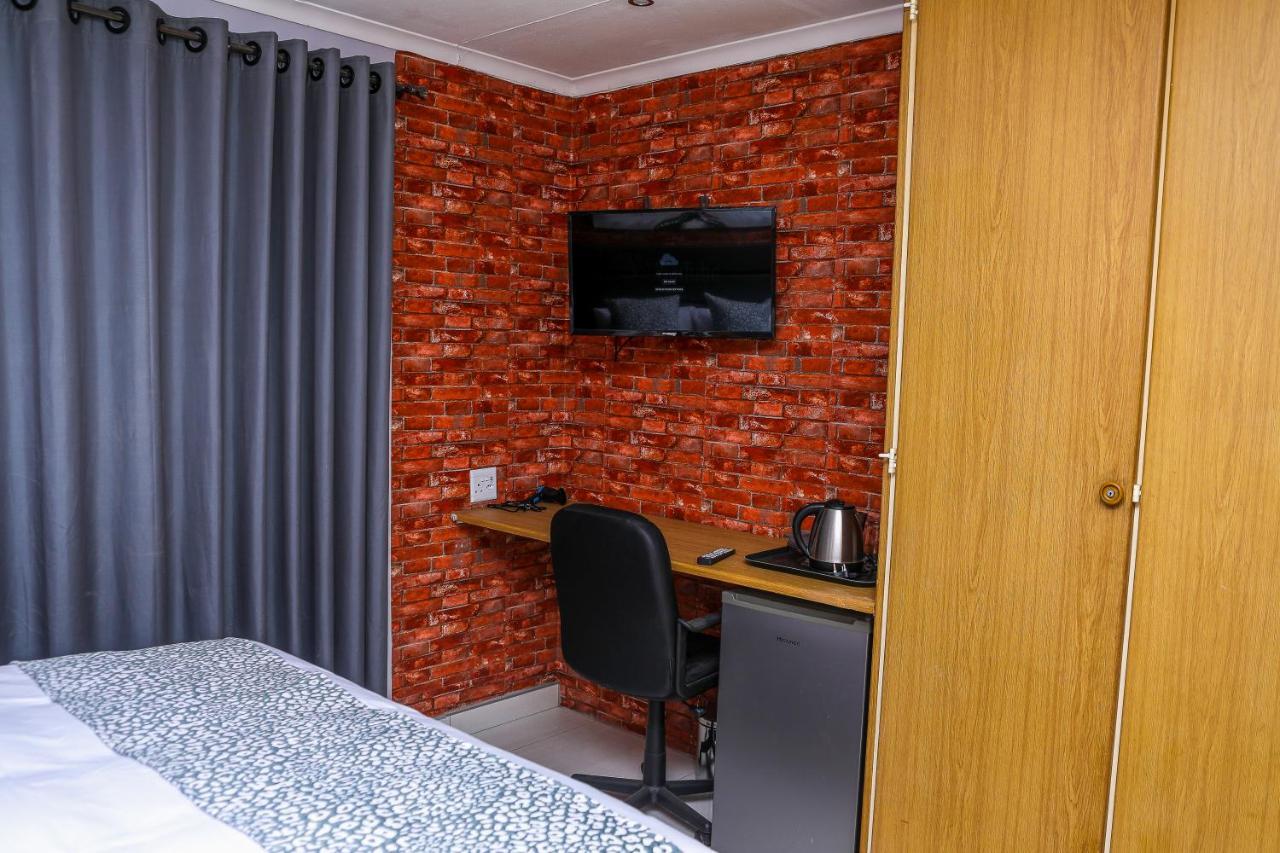 Delux Guesthouse Volksrust Екстериор снимка