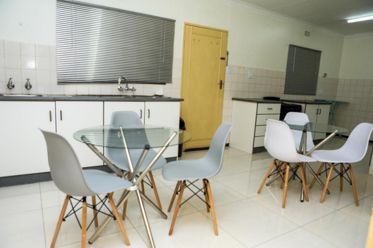 Delux Guesthouse Volksrust Екстериор снимка