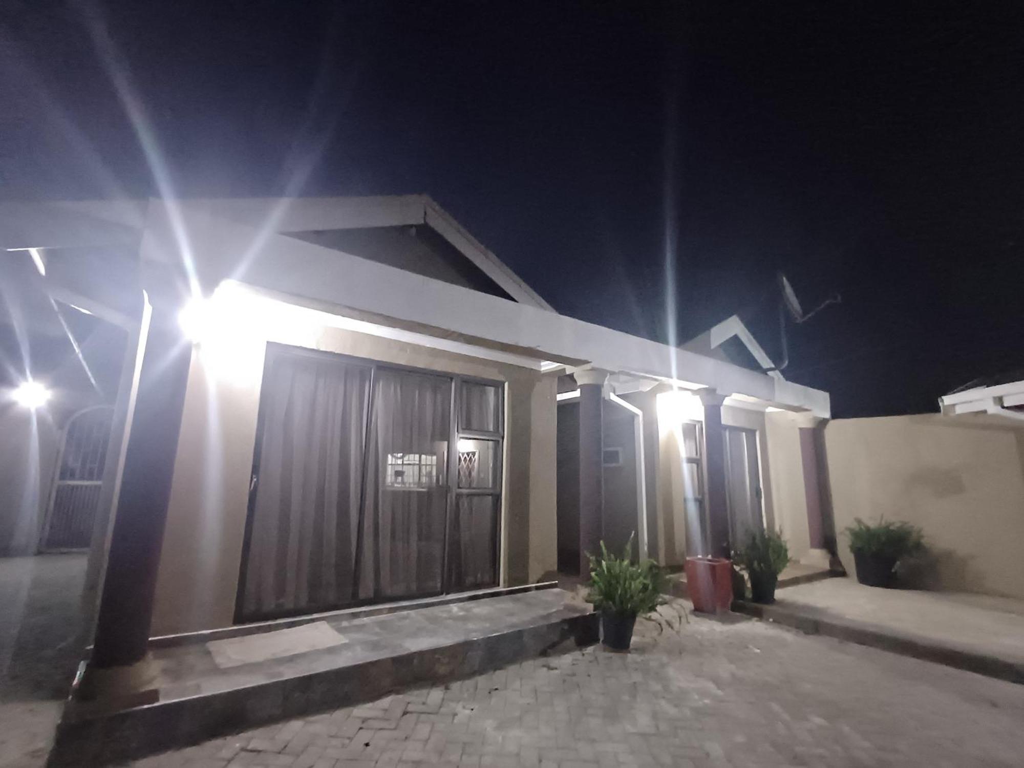 Delux Guesthouse Volksrust Екстериор снимка